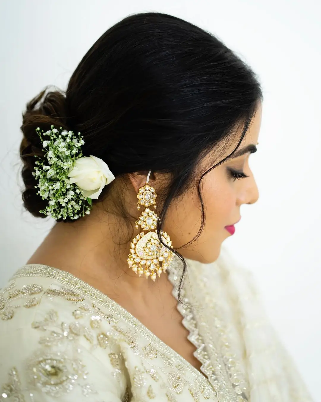 SHAMNA KASIM WEARING BEAUTIFUL EARRINGS WHITE DESIGNER SAREE 6